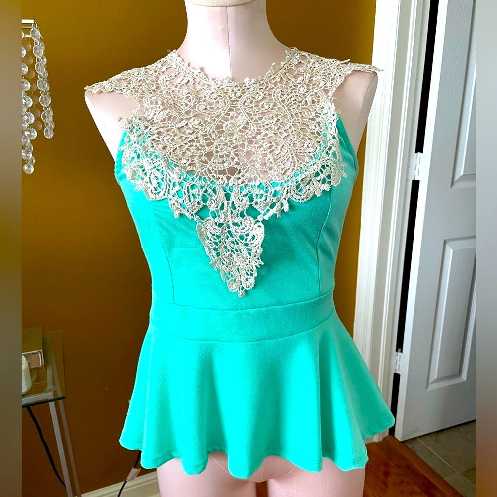 Julies Closet Mint Green Peplum Top w/ Lace S